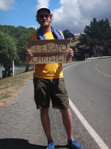 Hendrik beim Trampen in Akaroa