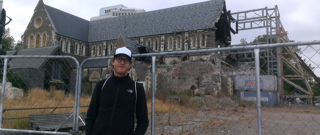 Hendrik vor zerstörten Christchurch Kirche