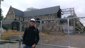 Hendrik vor zerstörten Christchurch Kirche