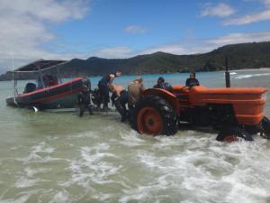 Trecker lässt unser Boot ins Wasser