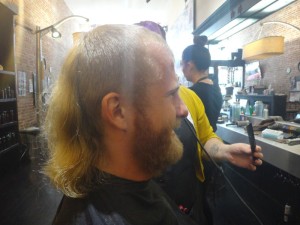 Henni im neuen Punk-Look