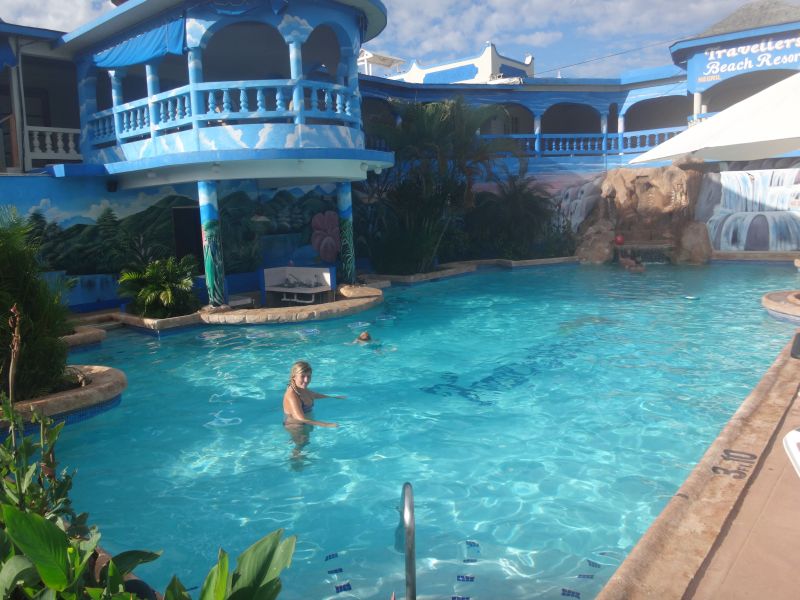 Hotelpool im Travellers Beach Resort  