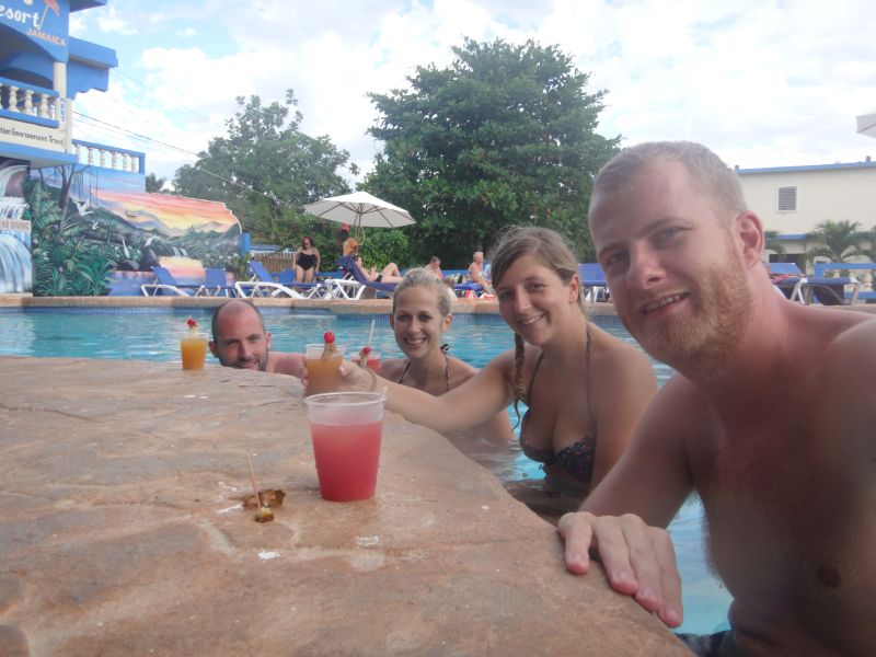 Cocktail an der Poolbar  