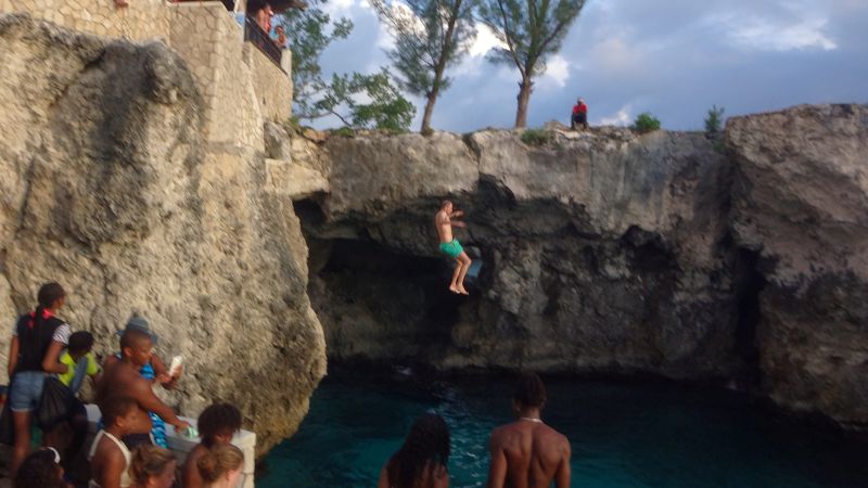 Steffen beim Klippenspringen   