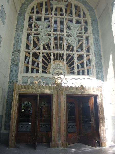 Eingang eines älteren Gebäudes 